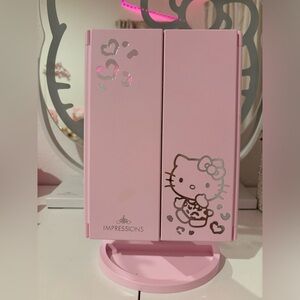 No scratches. Barely used. Runs on battery